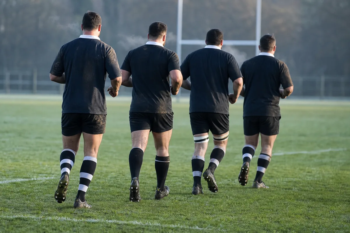 Joueurs de rugby amateurs en course souple sur un terrain, début d&rsquo;échauffement collectif